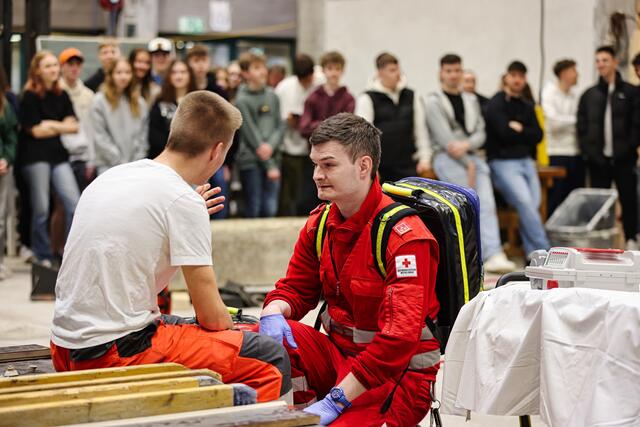 Wissen, sich in sicheren Händen zu befinden: Die Schüler der HTL1 bekamen eindrucksvoll zu sehen, was die Blaulichtorganisationen vollbringen. | Foto: HTL1