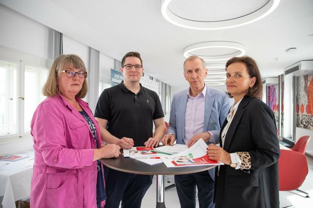 Beatrix Eiletz (Betriebsratsvorsitzende Volkshilfe), Patrick Hart (Geschäftsführer Forschungsinstitut IGSF), AK-Präsident Josef Pesserl und Bernadette Pöcheim (Leiterin AK-Referat Frauen und Gleichstellung) (v.l.) präsentieren den Kinderzukunftindex 2024. | Foto: AK Stmk/Derler