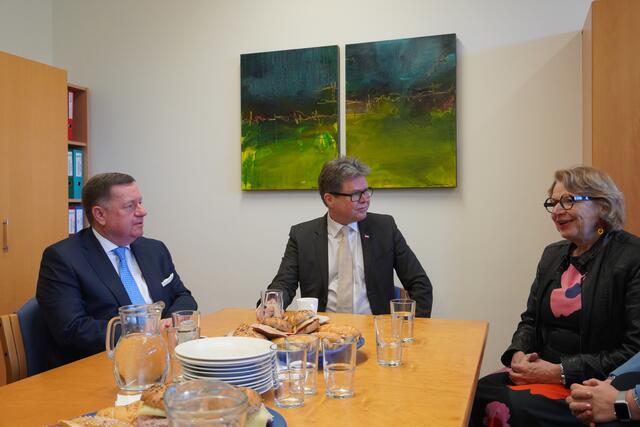 LR Werner Amon, BM Martin Polaschek und Direktorin Gerda Lichtberger im Gespräch. | Foto: Löschnig