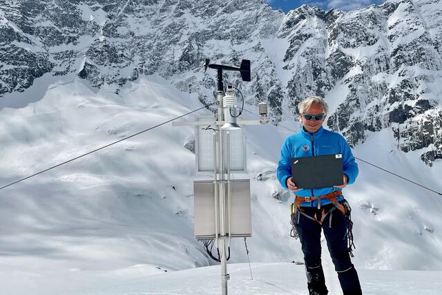 Gerald Valentin vom Landesgeologischer Dienst (Land Salzburg) auf dem Ödenwinkelkees bei der Permafrostforschung. | Foto: Land Salzburg