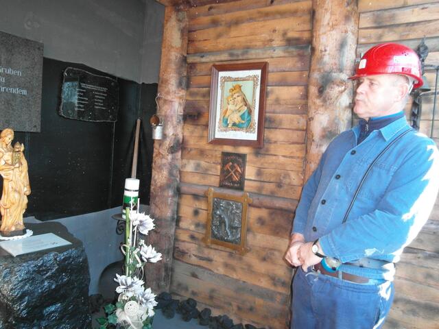 Karl-Heinz Sommer hält die Bergbau-Tradition von Pölfing-Brunn hoch. | Foto: Susanne Veronik