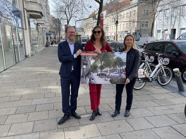 Sima (mi) verkündete die Umgestaltungspläne bis ins Detail. | Foto: Patricia Hillinger