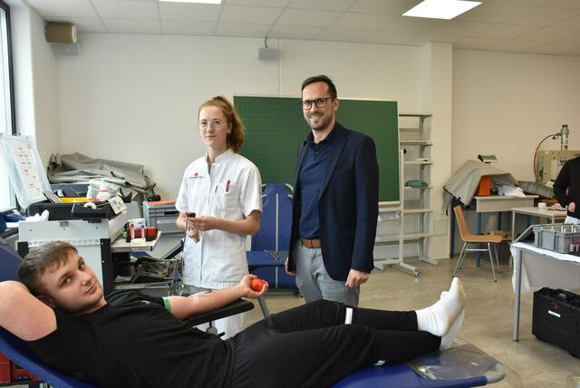 Katharina Poschinger und Sebastian Richter mit einem Schüler der Berufsschule Freistadt. | Foto: BS Freistadt
