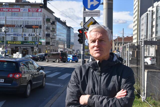 Der Verkehr an der Kreuzung Altmannsdorfer Straße.  | Foto: Pufler