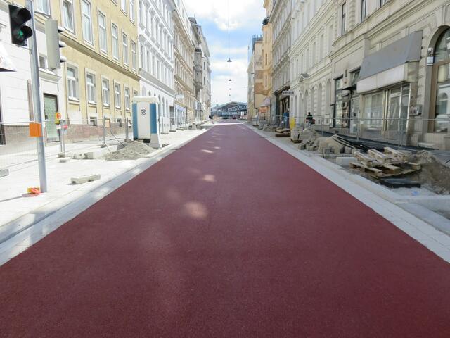 Der rot eingefärbte Asphalt wurde stellenweise bereits aufgetragen. | Foto: Roland Romano/Radlobby