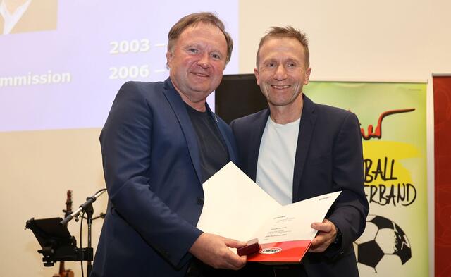 Silvo Kumer (links) mit ÖFB-Präsident Klaus Mitterdofer bei der Verleihung. Seit 24 Jahren ist Kumer Vorsitzender der Bundes- und Regionalliga. | Foto: SAK