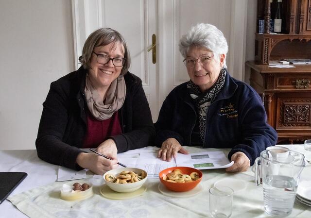 Kräuterexpertinnen Petra Regner-Haindl aus Wolkersdorf und die Stockerauerin Gerda Zipfelmayer sind die TEH-Praktikantinnen im Wifi Gänserndorf. | Foto: Regina Courtier