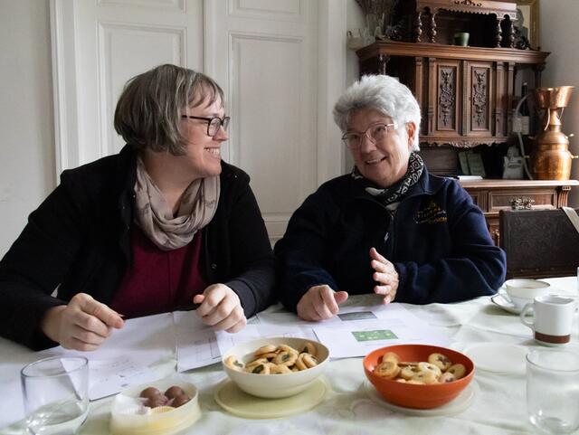 Kräuterexpertinnen Petra Regner-Haindl aus Wolkersdorf und die Stockerauerin Gerda Zipfelmayer sind die TEH-Praktikantinnen im Wifi Gänserndorf. | Foto: Regina Courtier