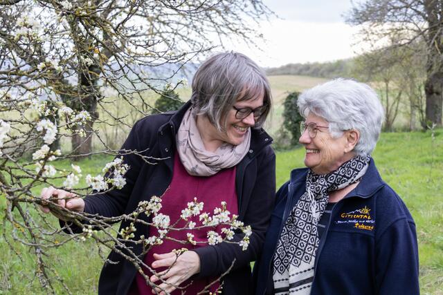 Kräuterexpertinnen Petra Regner-Haindl aus Wolkersdorf und die Stockerauerin Gerda Zipfelmayer sind die TEH-Praktikantinnen im Wifi Gänserndorf. | Foto: Regina Courtier