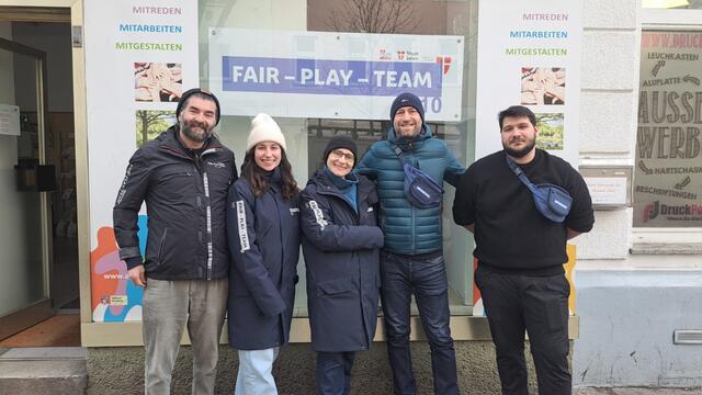 Das Favoritner Fair Play Team vor dem Lokal der Agenda in der Bürgergasse. | Foto: Fair Play Team Favoriten