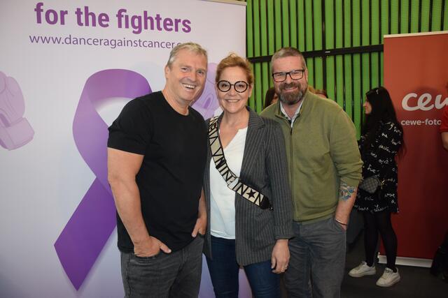 Schauspielerin Monica Weinzettl sprang für Baumann (li.) am Trampolin und darf nun im Kalender bestaunt werden. | Foto: Patricia Hillinger