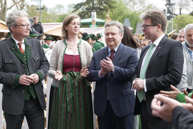 Bei angenehmen Temperaturen eröffnete Bürgermeister Michael Ludwig (SPÖ, 2.v.r.) gemeinsam mit dem steirischen Landeshauptmann Christopher Drexler (ÖVP, links) den 25. Steiermark-Frühling am Rathausplatz. | Foto: RMW/Maximilian Spitzauer