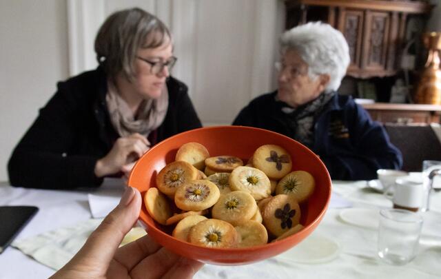 Kräuterexpertinnen Petra Regner-Haindl aus Wolkersdorf und die Stockerauerin Gerda Zipfelmayer sind die TEH-Praktikantinnen im Wifi Gänserndorf. | Foto: Regina Courtier