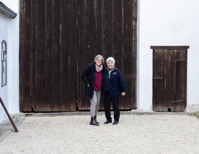Kräuterexpertinnen Petra Regner-Haindl aus Wolkersdorf und die Stockerauerin Gerda Zipfelmayer sind die TEH-Praktikantinnen im Wifi Gänserndorf. | Foto: Regina Courtier