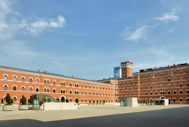 Die Rossauer Kaserne am Alsergrund ist erneut Thema im Bezirk. Die Grünen gehen nun bis ganz nach oben. | Foto: Christa Posch