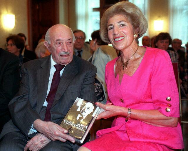 Hella Pick, hier zusammen mit Simon Wiesenthal im Jahr 1997, ist in der Nacht auf Donnerstag verstorben. | Foto: GINDL Barbara / APA / picturedesk.com