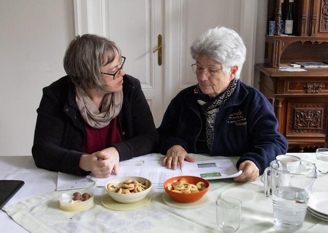 Kräuterexpertinnen Petra Regner-Haindl aus Wolkersdorf und die Stockerauerin Gerda Zipfelmayer sind die TEH-Praktikantinnen im Wifi Gänserndorf. | Foto: Regina Courtier