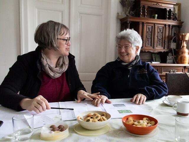 Kräuterexpertinnen Petra Regner-Haindl aus Wolkersdorf und die Stockerauerin Gerda Zipfelmayer sind die TEH-Praktikantinnen im Wifi Gänserndorf. | Foto: Regina Courtier