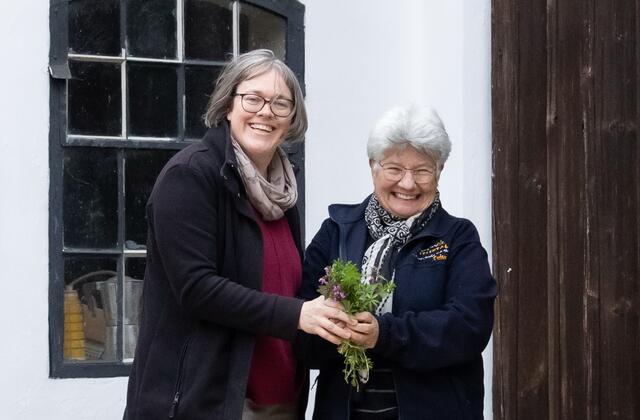 Kräuterexpertinnen Petra Regner-Haindl aus Wolkersdorf und die Stockerauerin Gerda Zipfelmayer sind die TEH-Praktikantinnen im Wifi Gänserndorf. | Foto: Regina Courtier