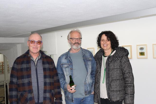 Hermann Mussak (zuständig für die Hobbykünstler im Verein Arlberger Kulturtage) mit dem Grinner Bildhauer Christian Moschen und seiner Frau Cornelia.  | Foto: Elisabeth Zangerl 