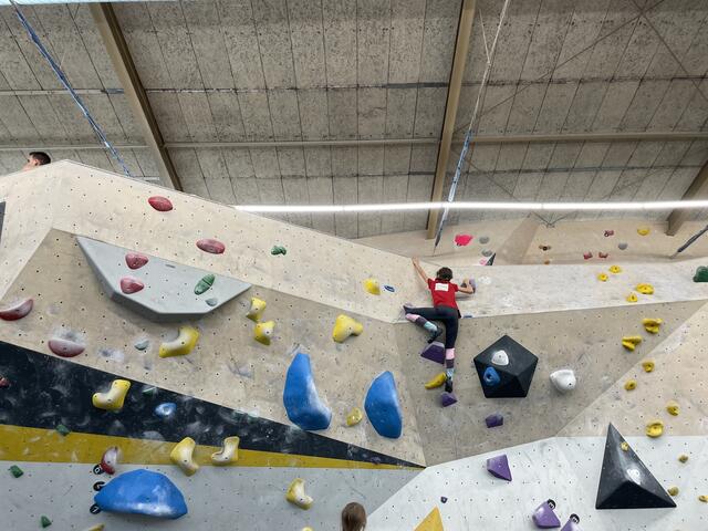 Beim Speed-Bouldern muss eine Route innerhalb von 60 Sekunden so oft wie möglich durchklettert werden. Dafür gibt es Punkte. | Foto: BRS/Gschwandtner