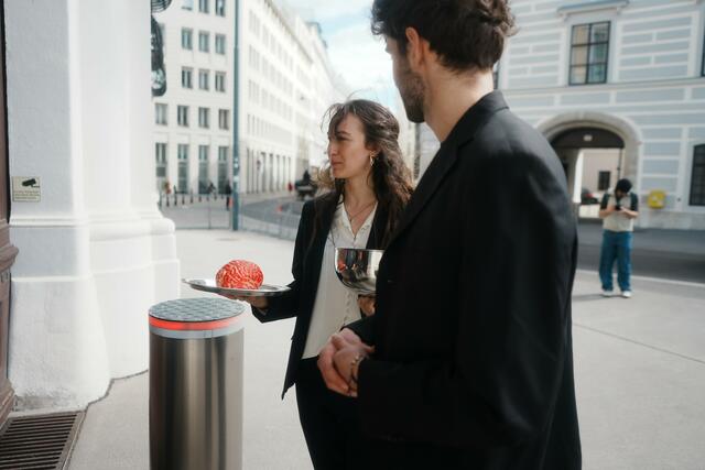 Die Letzte Generation wollte dem Bundeskanzler ein Gehirn überreichen. | Foto: Letzte Generation Österreich