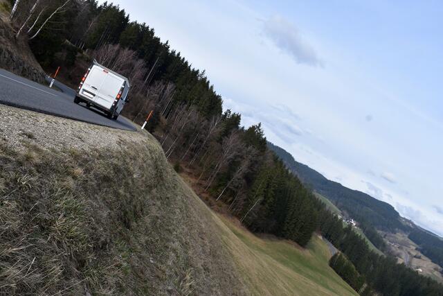 Hinterleitner Berg. Landesstraße Pabneukirchen-St. Georgen am Walde. Vor der Kreuzung endet die Geschwindigkeitsbeschränkung. Nach der Kreuzung geht es in eine ungesicherte Kurve in einer Böschung steil bergab.  | Foto: Robert Zinterhof