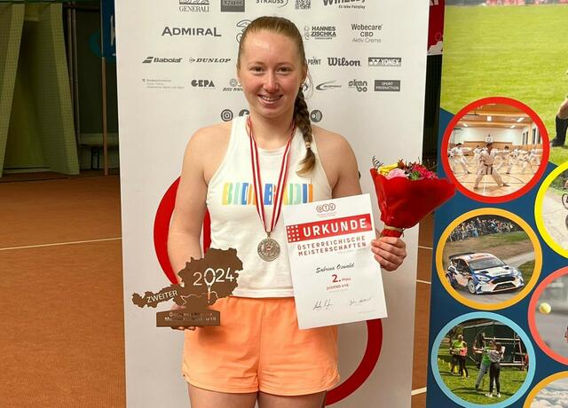 Sabrina Oswald mit der Silbermedaille. | Foto: Gymnasium Hartberg
