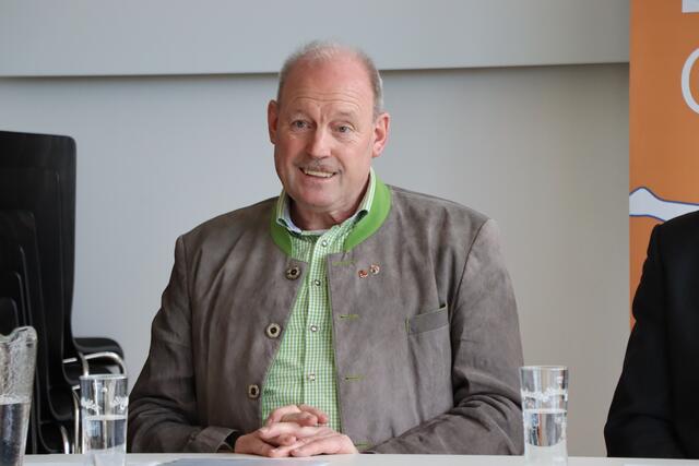 Für Ebbser Bürgermeister Josef Ritzer ist klar, dass der Vollausbau der PV-Anlagen vorangetrieben werden soll. | Foto: Nimpf