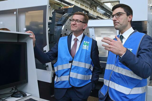 Wirtschafts- und Forschungs-Landesrat Markus Achleitner mit CEO Stefan Engleder von der Engel Austria GmbH.  | Foto: Land OÖ/Daniel Kauder