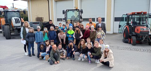 Die Volksschüler machten auch einen Stopp beim Bauhof in Prambachkirchen. | Foto: Gemeinde Prambachkirchen