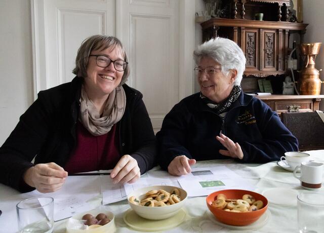 Kräuterexpertinnen Petra Regner-Haindl aus Wolkersdorf und die Stockerauerin Gerda Zipfelmayer sind die TEH-Praktikantinnen im Wifi Gänserndorf. | Foto: Regina Courtier