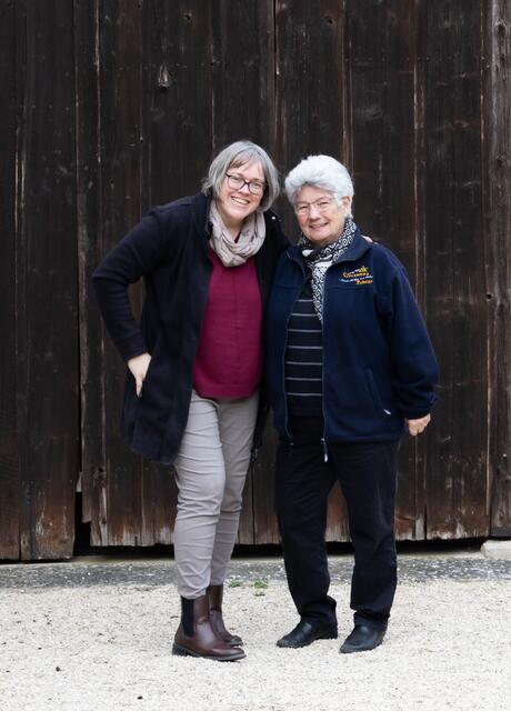Kräuterexpertinnen Petra Regner-Haindl aus Wolkersdorf und die Stockerauerin Gerda Zipfelmayer sind die TEH-Praktikantinnen im Wifi Gänserndorf. | Foto: Regina Courtier