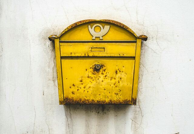 Ein Postkasten, der jetzt neuerdings auch für Empfänger unterschreiben kann? Glaubt man einer veröffentlichten Sendungsverfolgung, soll dieser in Wien stehen. | Foto: Aneta Pawlik/Unsplash
