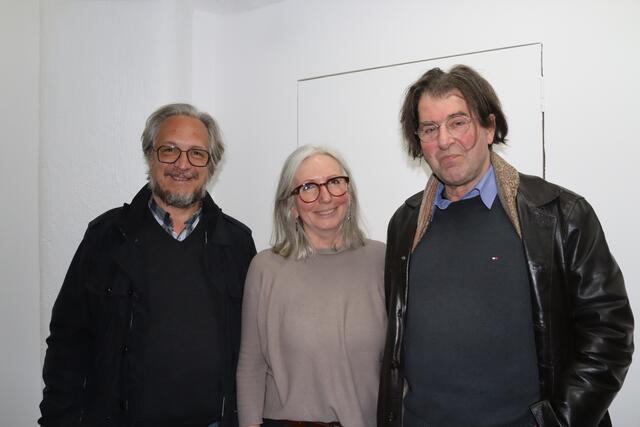 Alexander Keckeis mit den beiden ausstellenden Künstlern Christine Lingg und Harald G. Fader.  | Foto: Elisabeth Zangerl 