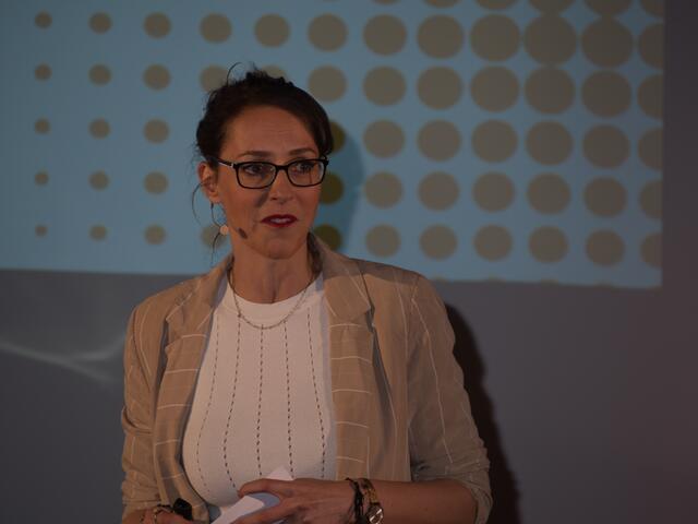 Moderatorin Carina Frei.