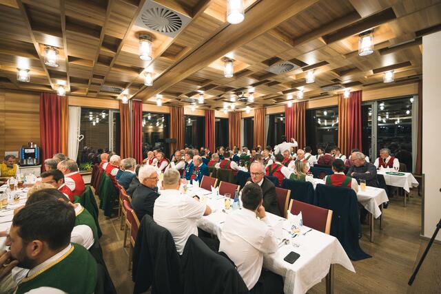 Im Saal des Gasthof Kronburg in Zams wurden die Ehrungen verliehen. | Foto: Gabriel Kollreider