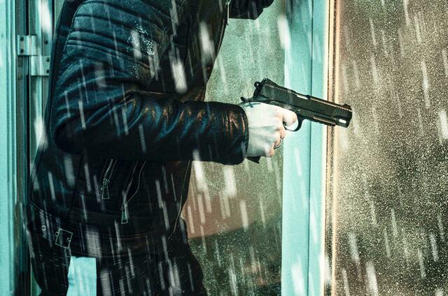Drei unbekannte, maskierte Täter sollen mit einer Schusswaffe eine Tankstelle in Liesing überfallen haben. (Symbolbild) | Foto: Sammy-Sander/Pixabay