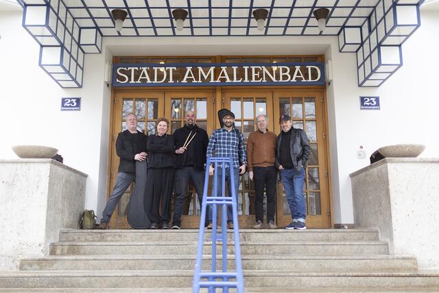 Die Band Stringulatur vor dem Eingang des Amalienbads, wo sie ihren Song präsentiert haben. | Foto: Dijana Idinger/Vistavision