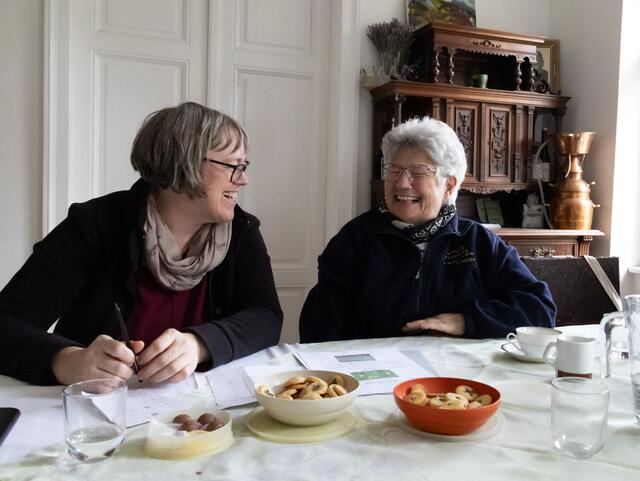 Kräuterexpertinnen Petra Regner-Haindl aus Wolkersdorf und die Stockerauerin Gerda Zipfelmayer sind die TEH-Praktikantinnen im Wifi Gänserndorf. | Foto: Regina Courtier