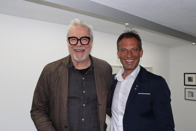 Der St. Antoner Künstler Edgar Mall stellte ebenso aus, im Bild ist er mit Gerhard Eichhorn (Stv. Direktor TVB St. Anton am Arlberg).  | Foto: Elisabeth Zangerl 
