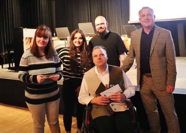 Seit mehr als 25 Jahren gehören die Bewohner von alpha nova zur Identität von Kalsdorf. Jetzt engagiert sich eine betreute Gruppe, um die Gemeinde sauber zu halten. Chrisi und Renate (im Bild mit Betreuern), und ihre Kollegen sammeln einmal wöchentlich an frequentierten Plätzen achtlos weggeworfenen Müll ein. Die Gemeinde bedankt sich für dieses ehrenamtliche Engagement. | Foto: Edith Ertl