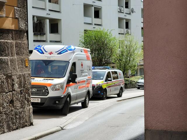 Während der Notfall-Erstversorgung müssen die Einsatzfahrzeuge vor zwei Einfahrten auf dem Gehsteig halten.