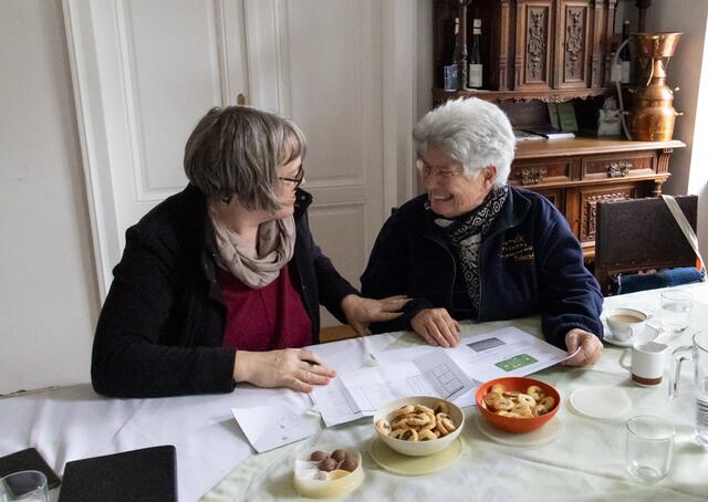 Kräuterexpertinnen Petra Regner-Haindl aus Wolkersdorf und die Stockerauerin Gerda Zipfelmayer sind die TEH-Praktikantinnen im Wifi Gänserndorf. | Foto: Regina Courtier