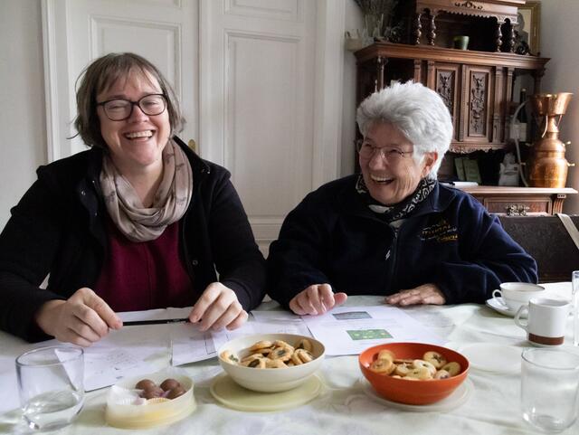 Kräuterexpertinnen Petra Regner-Haindl aus Wolkersdorf und die Stockerauerin Gerda Zipfelmayer sind die TEH-Praktikantinnen im Wifi Gänserndorf. | Foto: Regina Courtier
