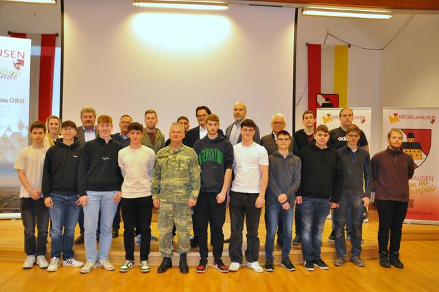 Stellungspflichtige mit Bgm. Bernhard Heinl (hinten 5.v.r.) | Foto: Marktgemeinde Michelhausen