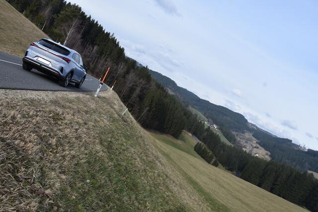 Hinterleitner Berg. Landesstraße Pabneukirchen-St. Georgen am Walde. Vor der Kreuzung endet die Geschwindigkeitsbeschränkung. Nach der Kreuzung geht es in eine ungesicherte Kurve in einer Böschung steil bergab.  | Foto: Robert Zinterhof