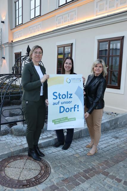 Amtsleiterin Anita Wögerer, Regionalberaterin Manuela Hirzberger und Bürgermeisterin Silvia Riedl-Weixlbraun (v.l.). | Foto: Marktgemeinde Göpfritz an der Wild