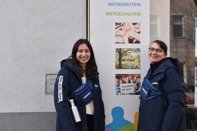 Nina Hofmann (l) und Sonja Gaudriot vom Fair Play Team vor dem Lokal der Agenda Favoriten. | Foto: Pufler