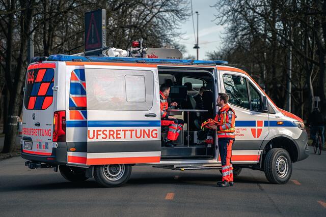 Durch den Vorfall wurden der 29-Jährige sowie vier Polizisten verletzt. Alle vier verletzten Beamten konnten den Dienst nicht fortsetzen. (Symbol) | Foto: Berufsrettung Wien